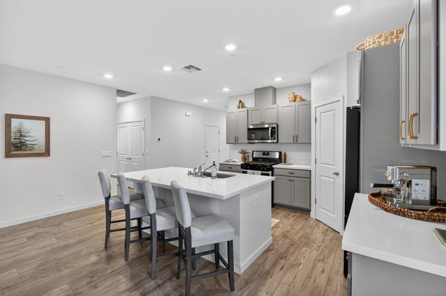 1348 S Kestrel Ln, Stockton, CA 95215