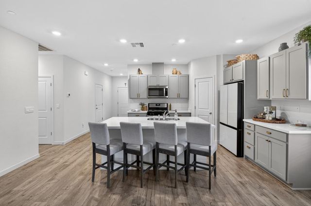 1348 S Kestrel Ln, Stockton, CA 95215