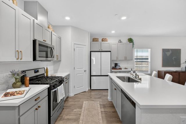 1348 S Kestrel Ln, Stockton, CA 95215