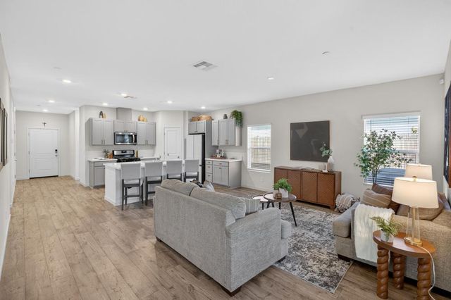 1348 S Kestrel Ln, Stockton, CA 95215