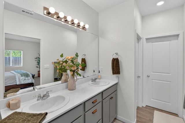 1348 S Kestrel Ln, Stockton, CA 95215