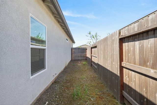 1348 S Kestrel Ln, Stockton, CA 95215