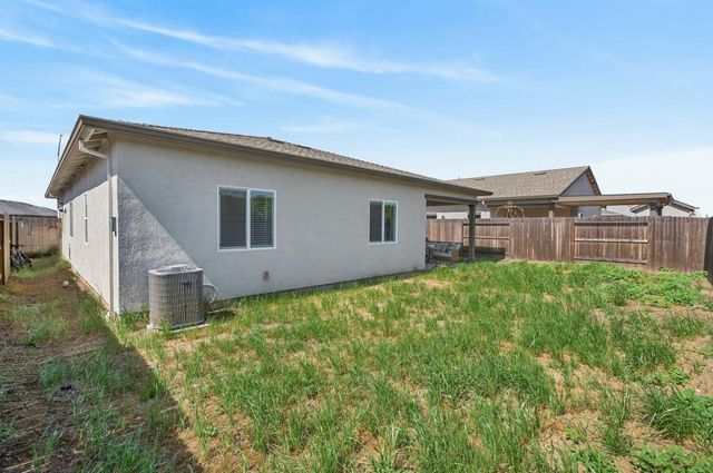 1348 S Kestrel Ln, Stockton, CA 95215