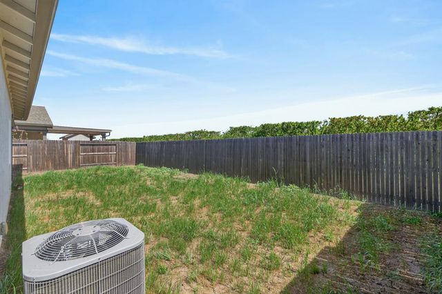 1348 S Kestrel Ln, Stockton, CA 95215