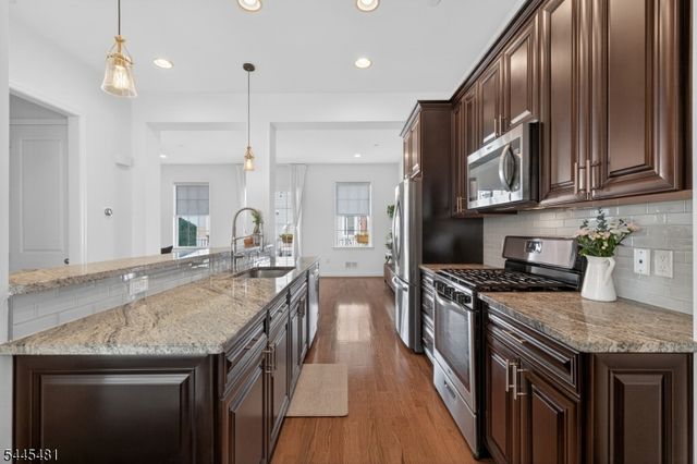197 Roosevelt Dr, Wood-ridge Boro, NJ 07075