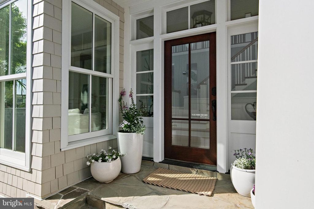 Image 10 of property listing at 906 CREEK DR, Annapolis, MD 21403