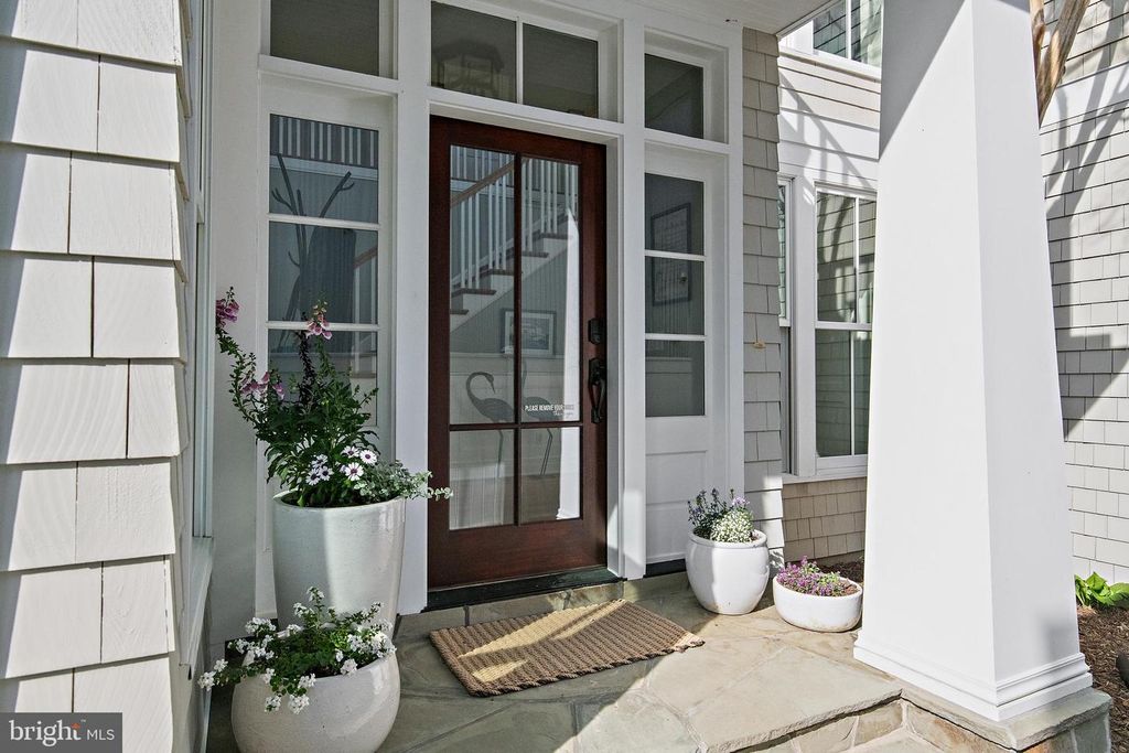 Image 12 of property listing at 906 CREEK DR, Annapolis, MD 21403