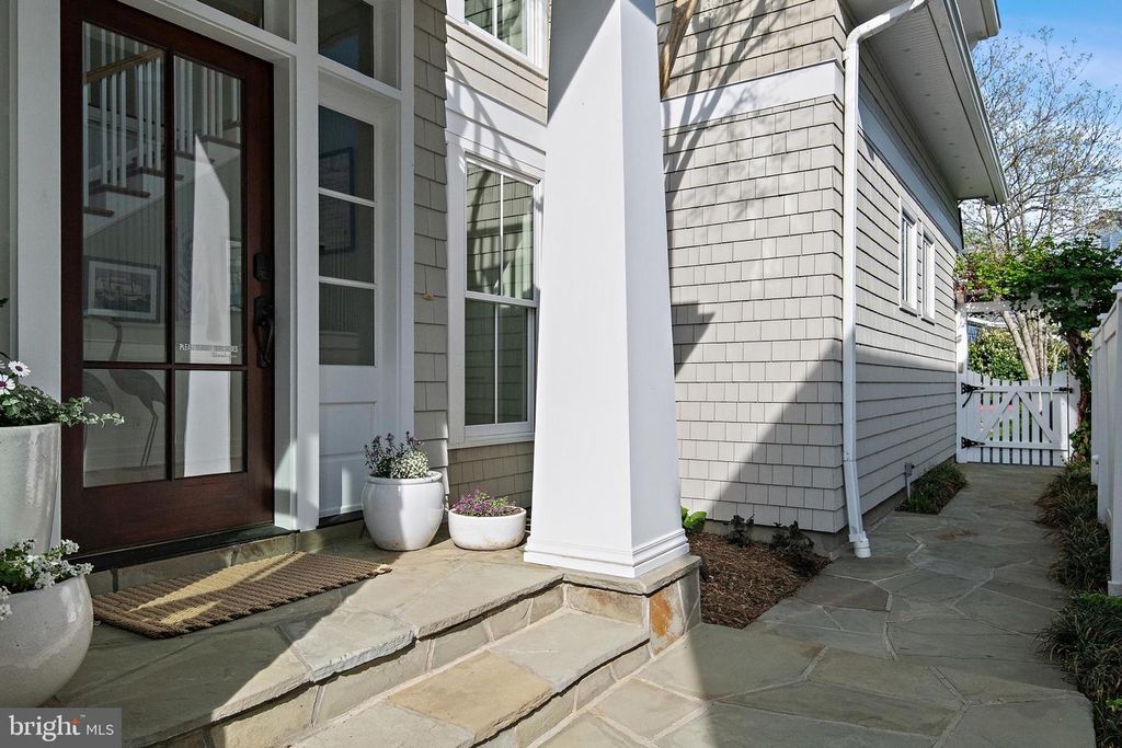 Image 13 of property listing at 906 CREEK DR, Annapolis, MD 21403