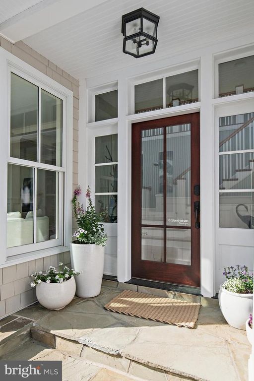 Image 14 of property listing at 906 CREEK DR, Annapolis, MD 21403