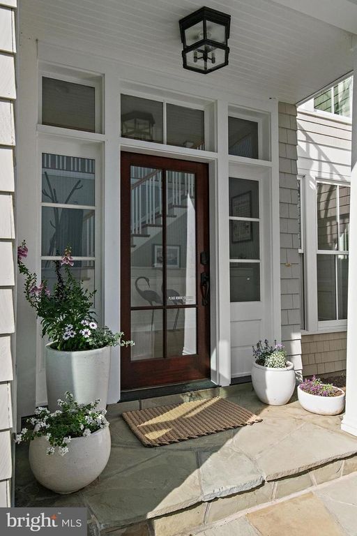 Image 15 of property listing at 906 CREEK DR, Annapolis, MD 21403