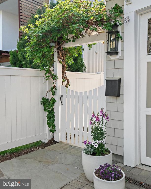 Image 16 of property listing at 906 CREEK DR, Annapolis, MD 21403