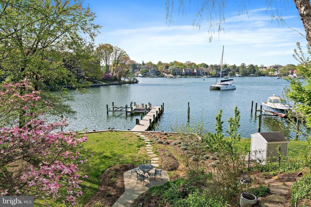 Image 2 of property listing at 906 CREEK DR, Annapolis, MD 21403