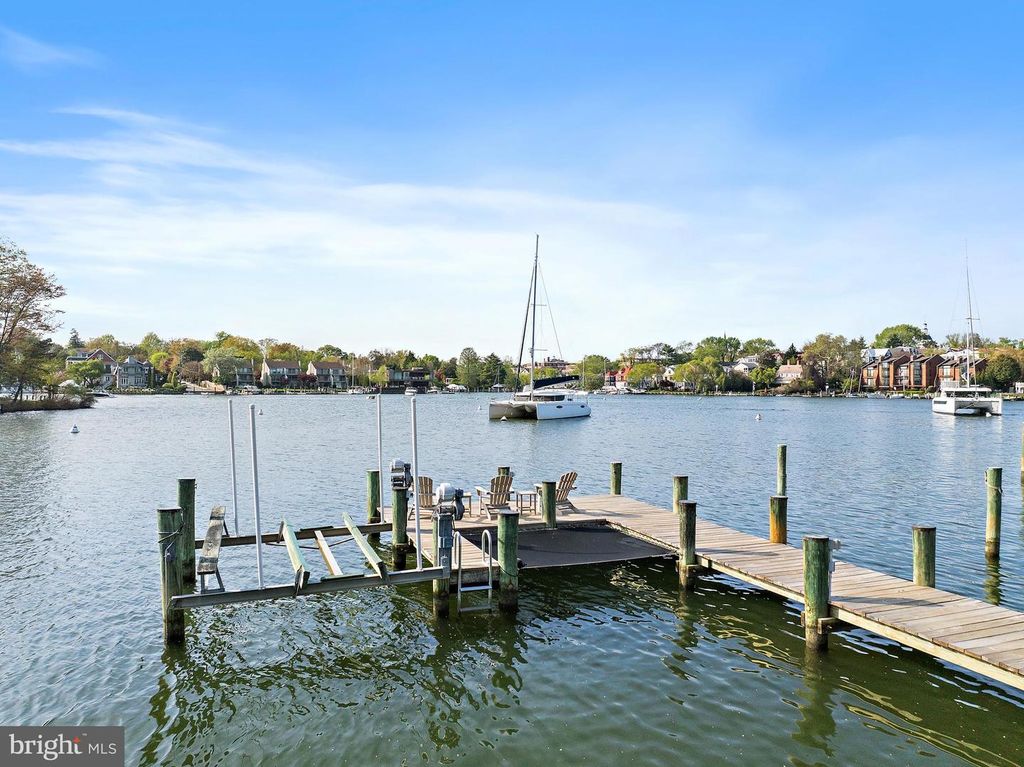 Image 3 of property listing at 906 CREEK DR, Annapolis, MD 21403