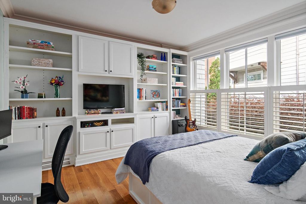 Image 35 of property listing at 906 CREEK DR, Annapolis, MD 21403