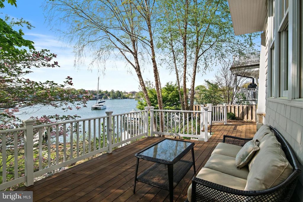 Image 4 of property listing at 906 CREEK DR, Annapolis, MD 21403