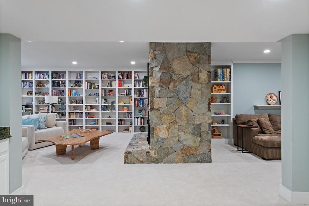 Image 60 of property listing at 906 CREEK DR, Annapolis, MD 21403