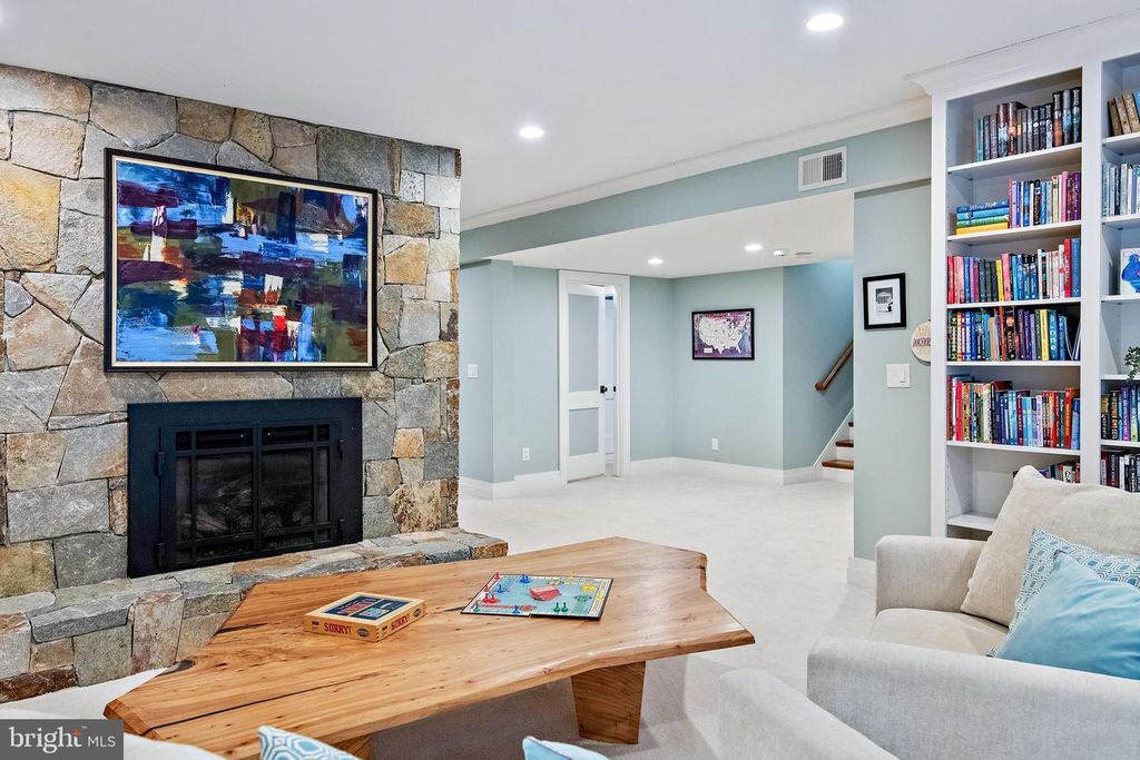 Image 64 of property listing at 906 CREEK DR, Annapolis, MD 21403