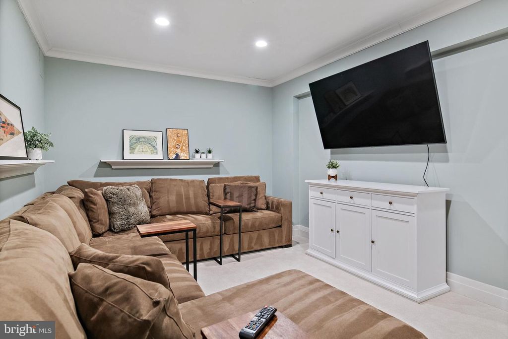 Image 66 of property listing at 906 CREEK DR, Annapolis, MD 21403