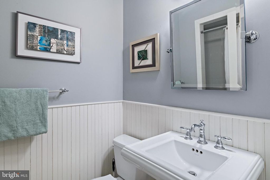 Image 70 of property listing at 906 CREEK DR, Annapolis, MD 21403