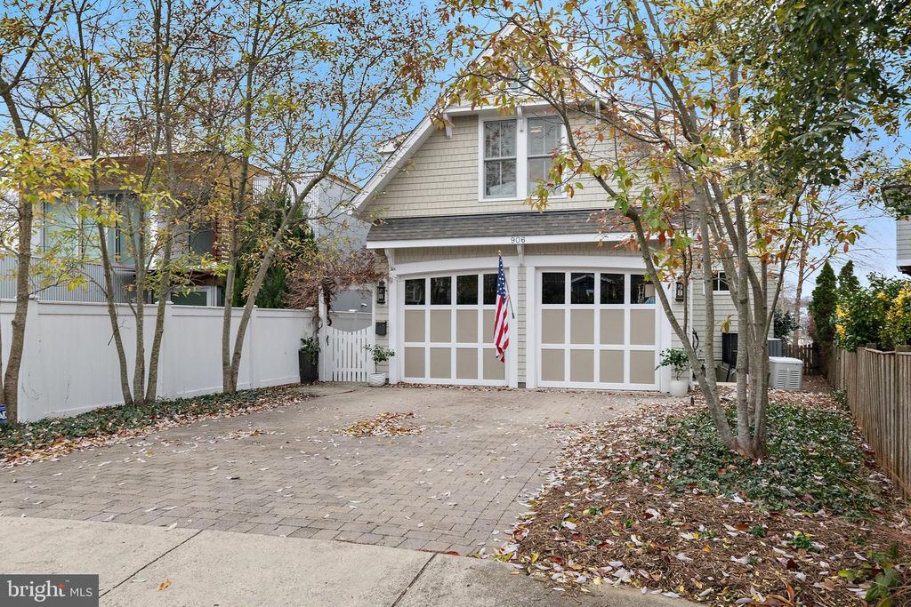 Image 8 of property listing at 906 CREEK DR, Annapolis, MD 21403