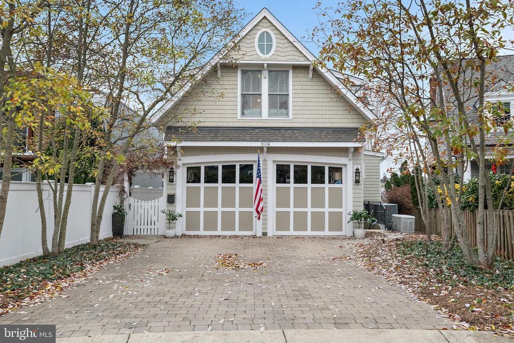 Image 9 of property listing at 906 CREEK DR, Annapolis, MD 21403