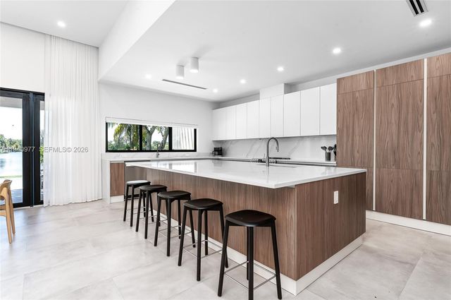 2560 NE 199th Street, Miami, FL 33180