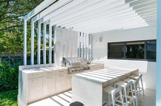 2560 NE 199th Street, Miami, FL 33180