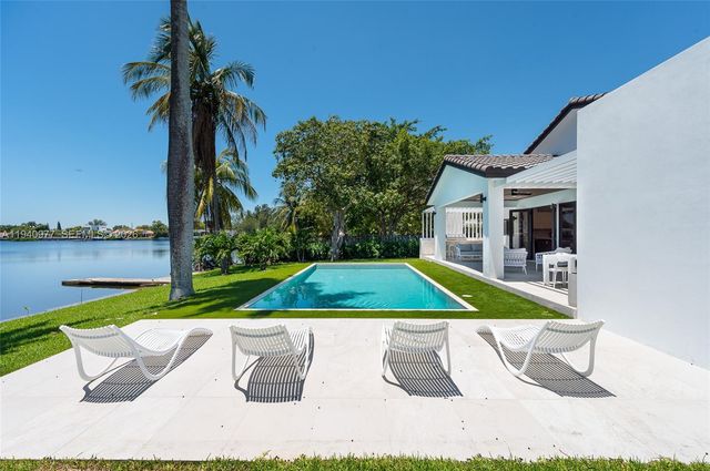 2560 NE 199th Street, Miami, FL 33180