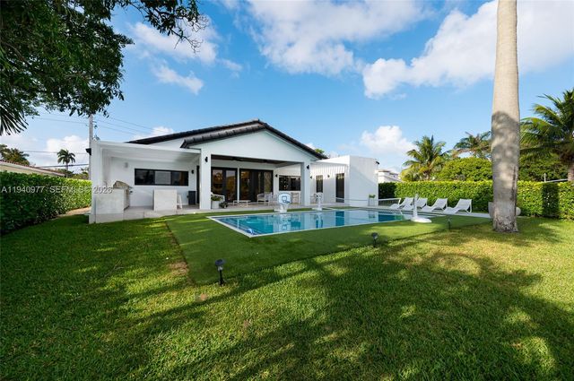2560 NE 199th Street, Miami, FL 33180