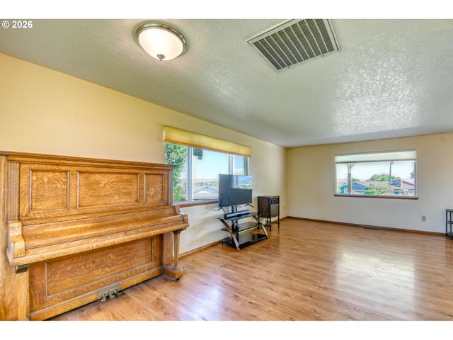 1107 Sw 23RD St, Pendleton, OR 97801