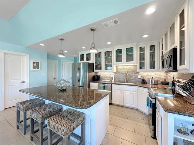 808 Pinata Drive, Crystal Beach, TX 77650