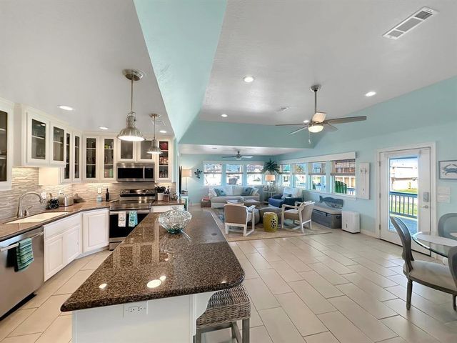 808 Pinata Drive, Crystal Beach, TX 77650