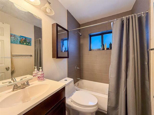 6630 Charleston St, Hollywood, FL 33024