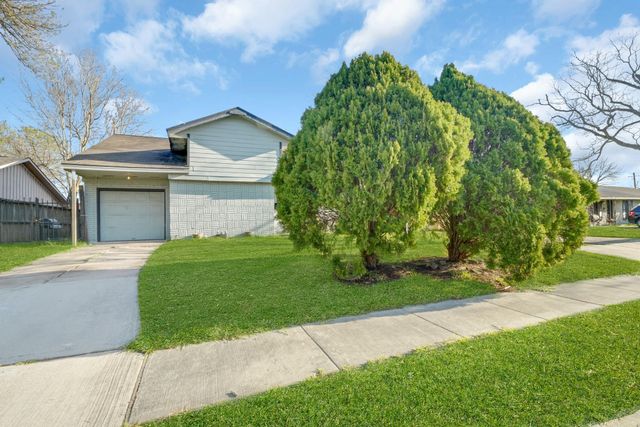 3926 Heatherbrook Drive, Houston, TX 77045