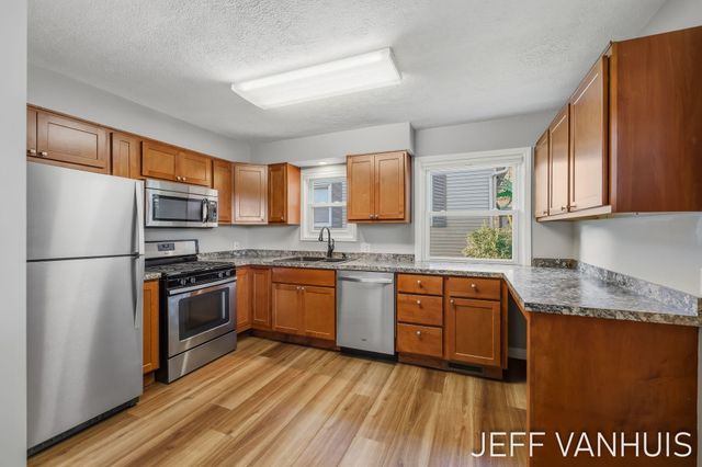1270 Cedar Street NE, Grand Rapids, MI 49503