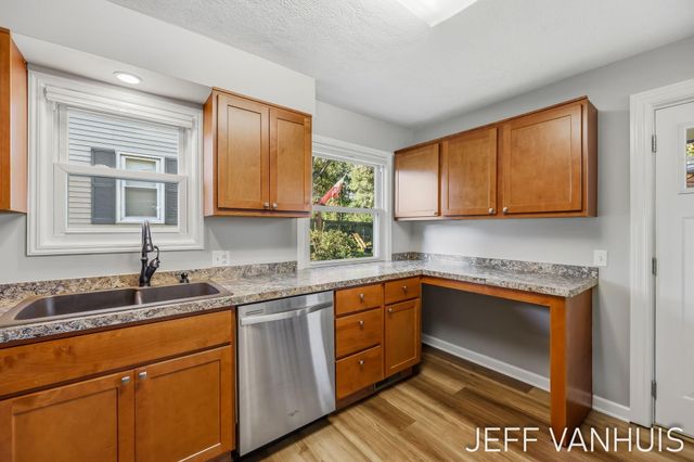 1270 Cedar Street NE, Grand Rapids, MI 49503