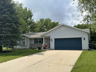 140 Anna Circle, Columbus, WI 53925