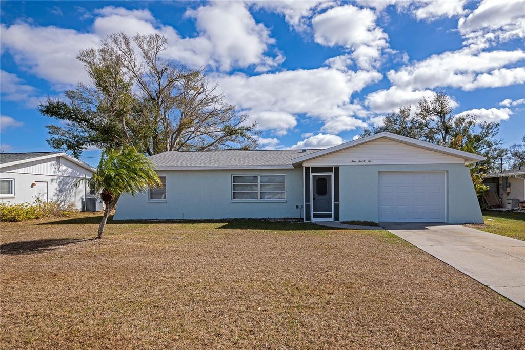 Image 2 of property listing at 426 PINEVIEW DRIVE, Venice, FL 34293