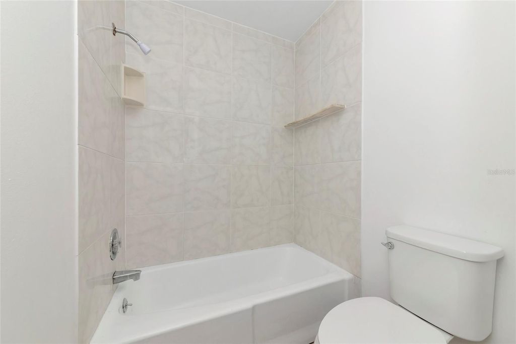 Image 17 of property listing at 426 PINEVIEW DRIVE, Venice, FL 34293