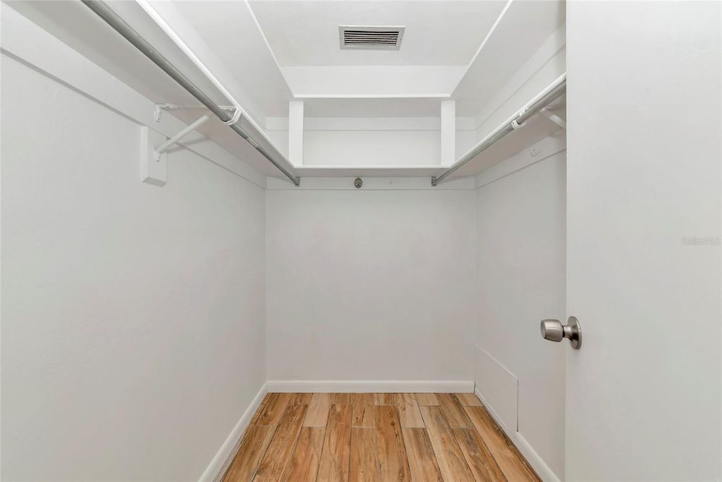 Image 18 of property listing at 426 PINEVIEW DRIVE, Venice, FL 34293