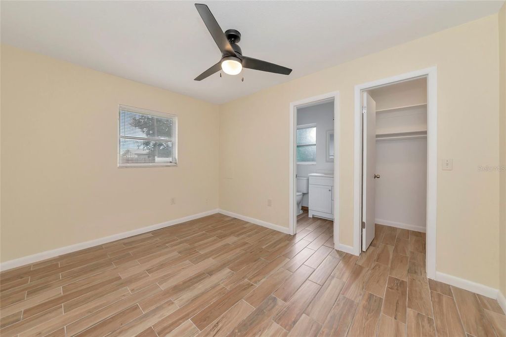 Image 20 of property listing at 426 PINEVIEW DRIVE, Venice, FL 34293