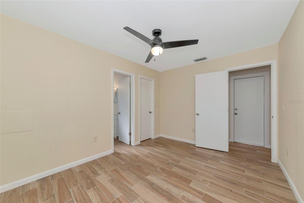 Image 21 of property listing at 426 PINEVIEW DRIVE, Venice, FL 34293