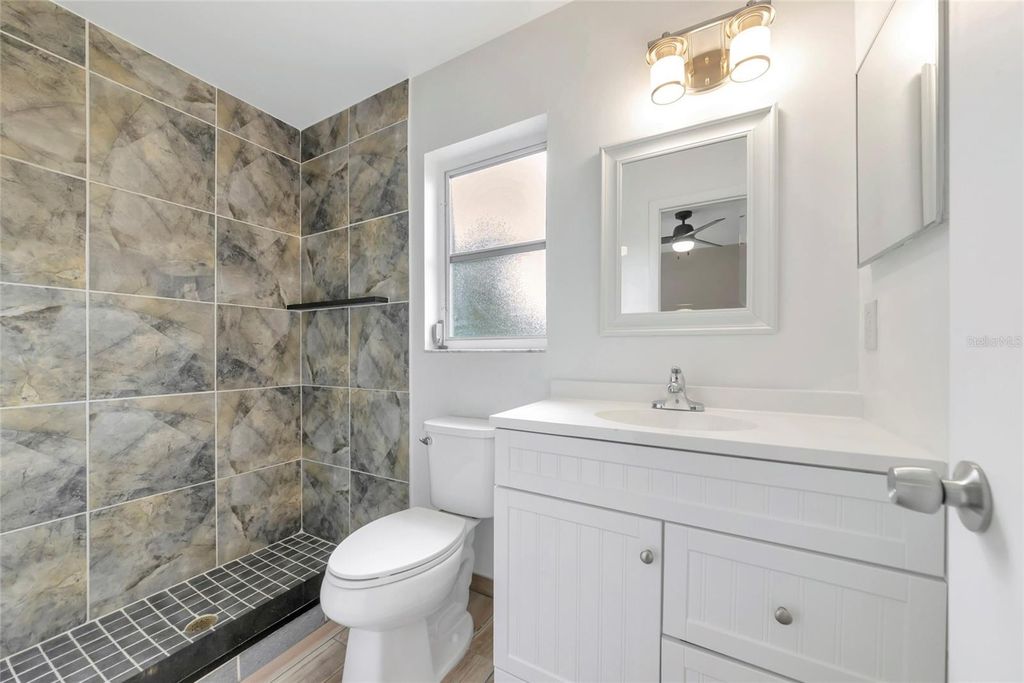 Image 23 of property listing at 426 PINEVIEW DRIVE, Venice, FL 34293