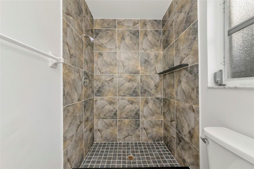 Image 24 of property listing at 426 PINEVIEW DRIVE, Venice, FL 34293