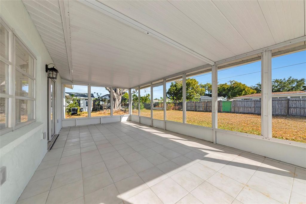 Image 28 of property listing at 426 PINEVIEW DRIVE, Venice, FL 34293