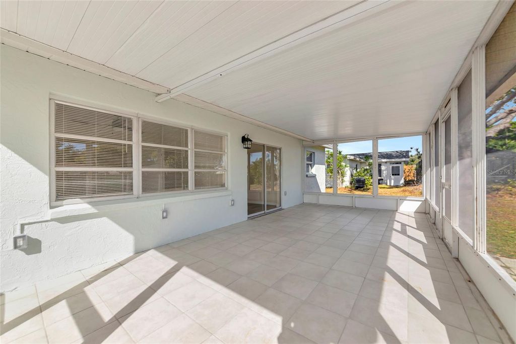 Image 29 of property listing at 426 PINEVIEW DRIVE, Venice, FL 34293