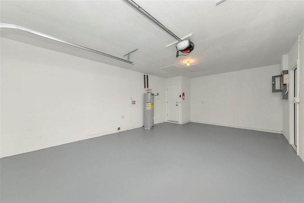 Image 31 of property listing at 426 PINEVIEW DRIVE, Venice, FL 34293