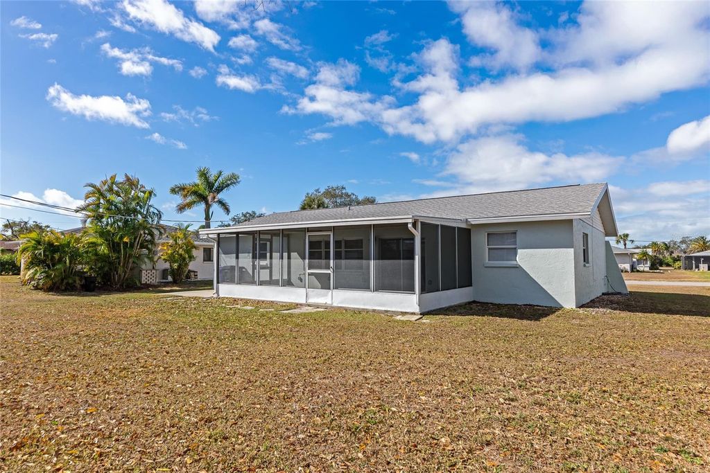 Image 33 of property listing at 426 PINEVIEW DRIVE, Venice, FL 34293