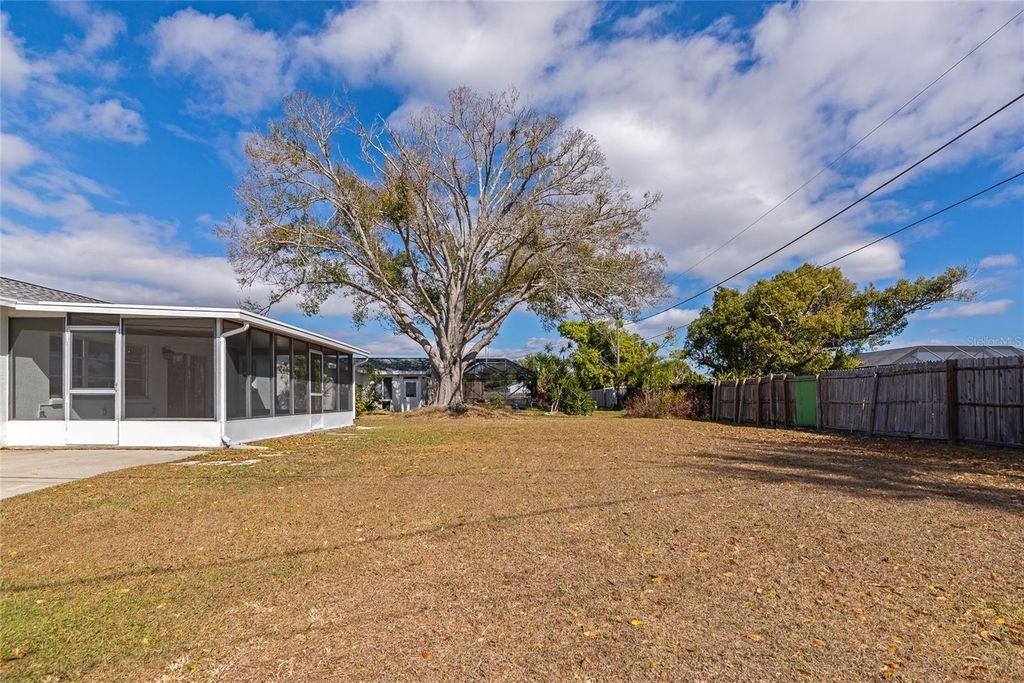 Image 35 of property listing at 426 PINEVIEW DRIVE, Venice, FL 34293