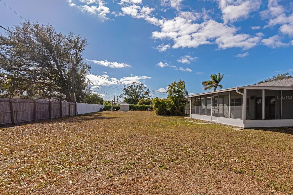 Image 36 of property listing at 426 PINEVIEW DRIVE, Venice, FL 34293